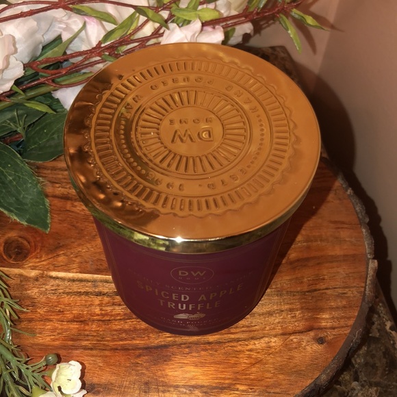 DW SPICED APPLE TRUFFLE HAND PURED SCENTED CANDLE. 434 G - Picture 2 of 5